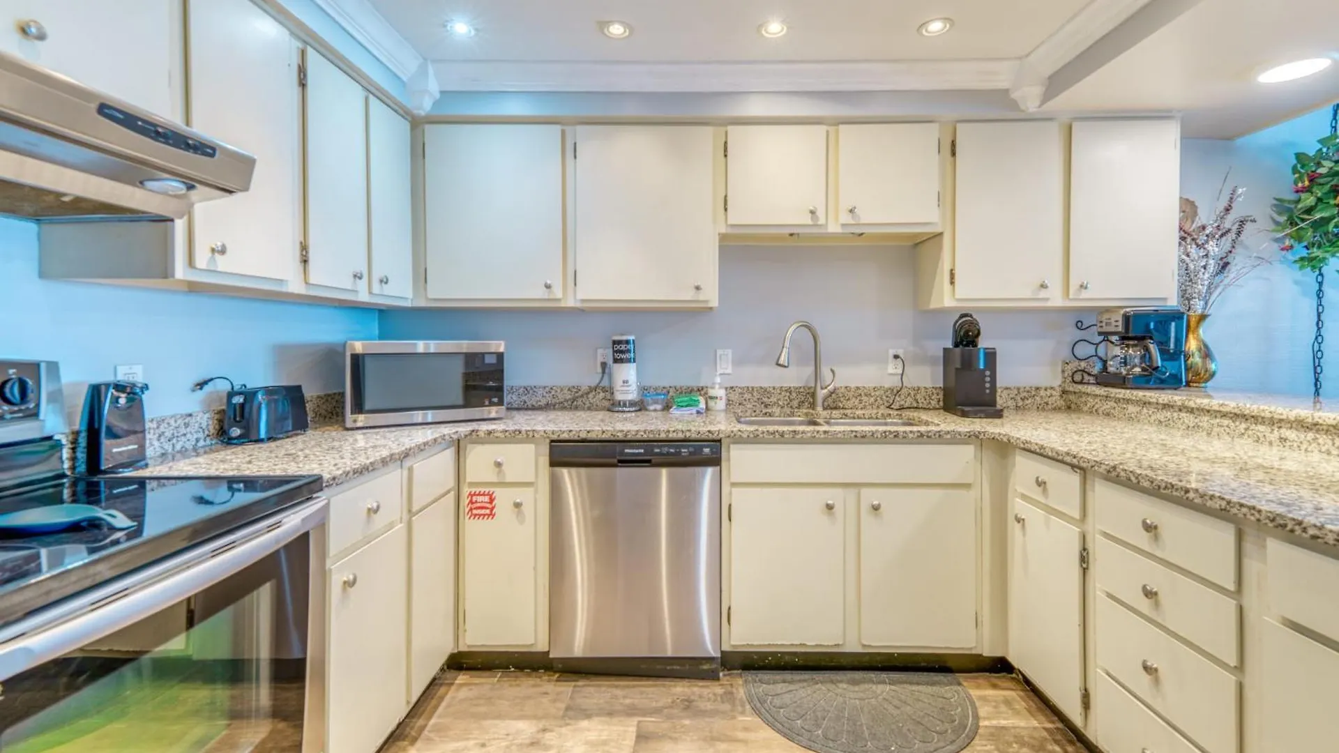 Beach House Condominiums C303 - Beachfront With Pool, Wifi, & Beach Service Destin Apartment